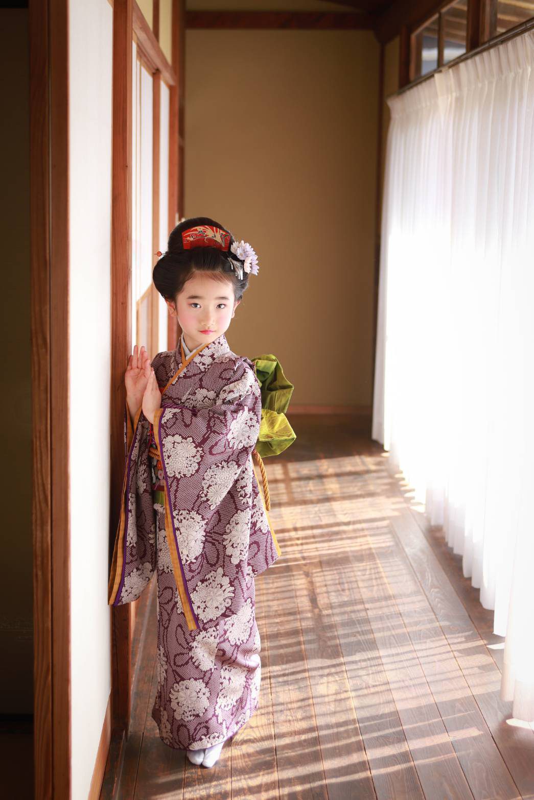 日本家屋の廊下に佇む着物姿の少女