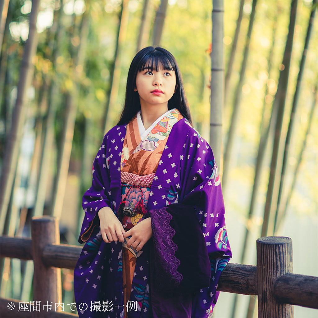 竹林に佇む紫色の羽織を着た女性