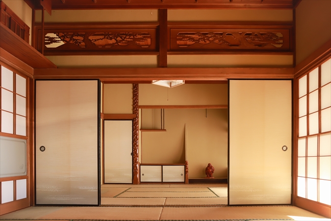 梅座敷は床の間や松の欄間など日本らしさ溢れる和室が特徴
